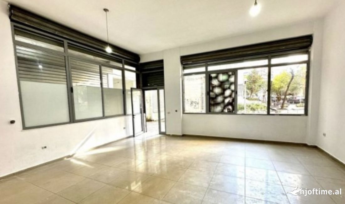 Shitet dyqan 50 m2 ne Yzberisht, rruga joklin persi Tirane