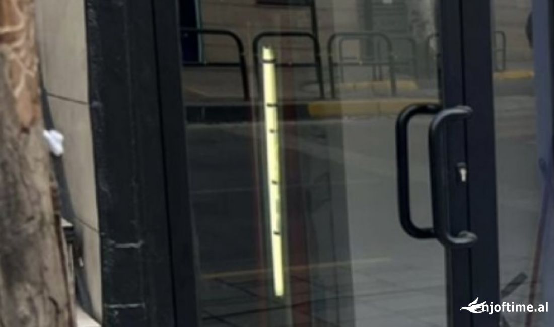 Shitet dyan tek ish stacioni trenit, buze rruge, perballe Credins Bank Tirane