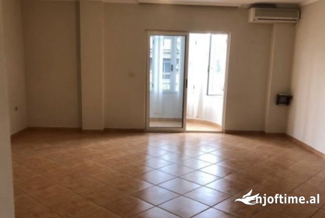 Ambiente Commerciale in Affitto 3+1 a Tirana - 1,900 Euro
