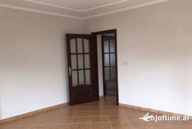 Ambiente Commerciale in Affitto 3+1 a Tirana - 1,900 Euro