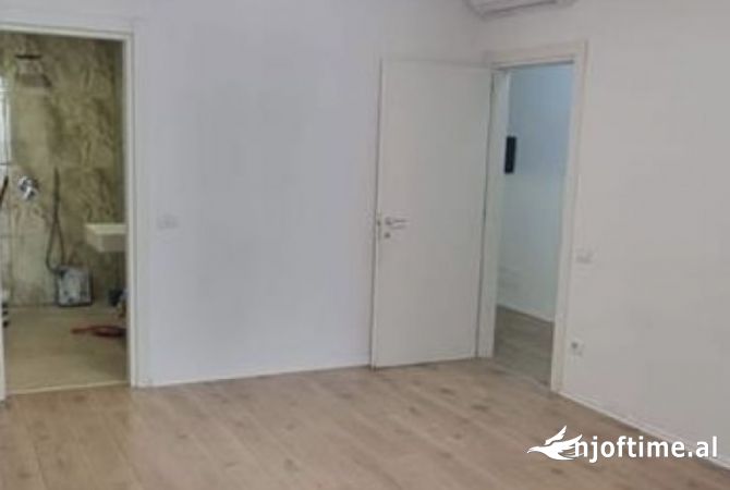 Ambiente Commerciale in Affitto 3+1 a Tirana - 1,250 Euro