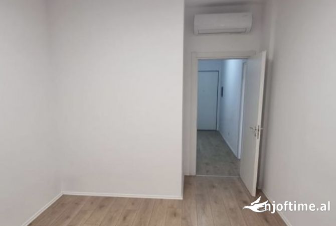 Ambiente Commerciale in Affitto 3+1 a Tirana - 1,250 Euro