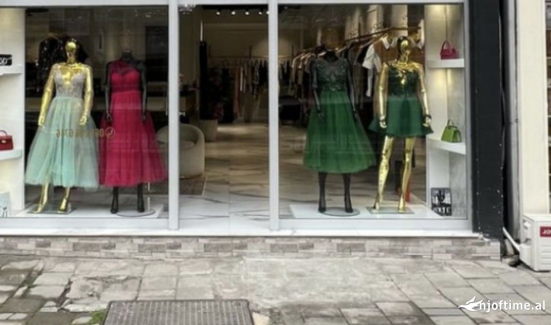 Shitet dyqan tek komuna e parisit prane Qendres Kristal Tirane