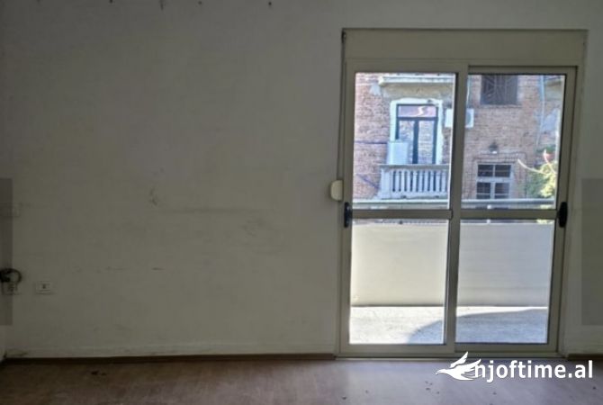 Ambiente Commerciale in Affitto 3+1 a Tirana - 1,500 Euro