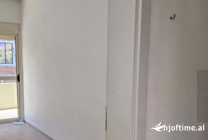 Ambiente Commerciale in Affitto 3+1 a Tirana - 1,500 Euro