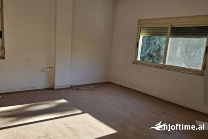 Ambiente Commerciale in Affitto 3+1 a Tirana - 1,500 Euro