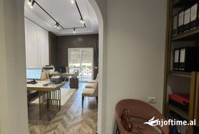 Ambiente Commerciale in Affitto 3+1 a Tirana - 600 Euro