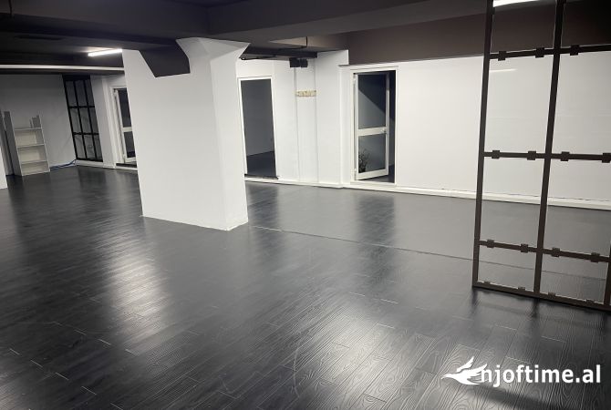 Ambiente Commerciale in Affitto 3+1 a Tirana - 4,500 Euro