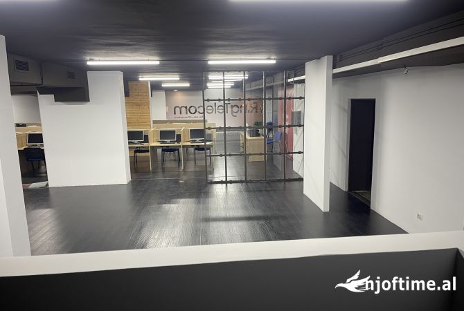 Ambiente Commerciale in Affitto 3+1 a Tirana - 4,500 Euro