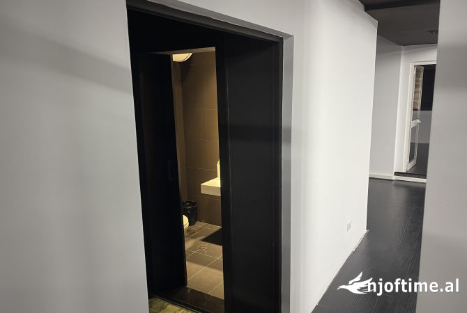 Ambiente Commerciale in Affitto 3+1 a Tirana - 4,500 Euro