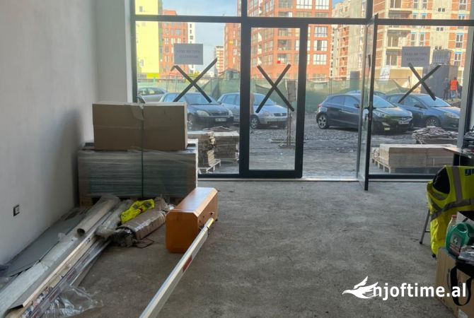 Ambiente Commerciale in Affitto 3+1 a Tirana - 80,000 Leke