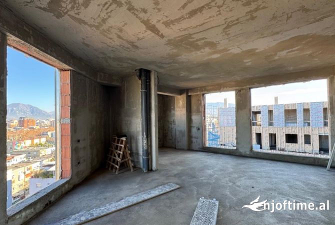 Shitet, Apartament 2+1+2, Komuna e Parisit, Tiranë