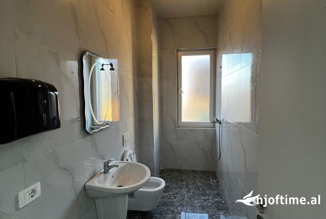 Shtepi ne shitje Apartament ne Tirane, 2+1, Mobilimi Bosh, pa mobiluar, Pagesa 260,000  Euro.