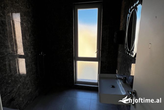 Shtepi ne shitje Apartament ne Tirane, 2+1, Mobilimi Bosh, pa mobiluar, Pagesa 260,000  Euro.