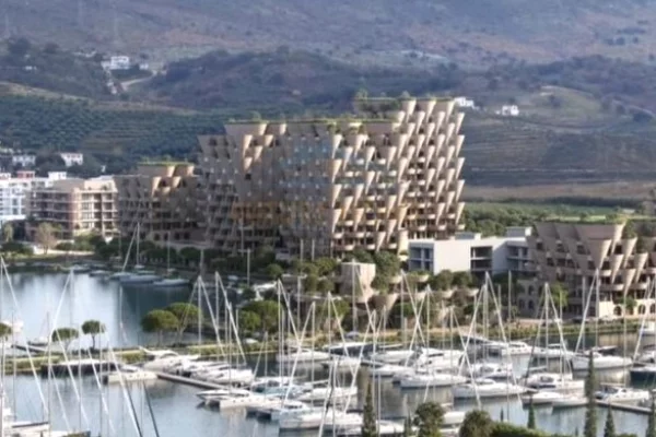 Shtepi ne shitje Apartament ne Vlore, 2+1, Mobilimi Bosh, pa mobiluar, Pagesa 350,000  Euro.