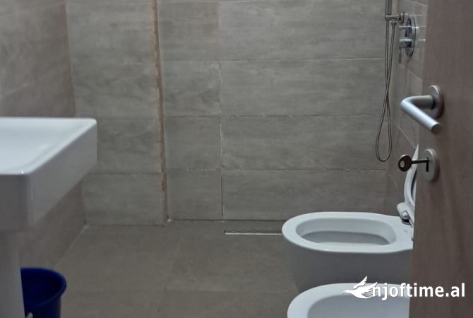 Ambiente Commerciale in Vendita 1+1 a Tirana - 65,000 Euro