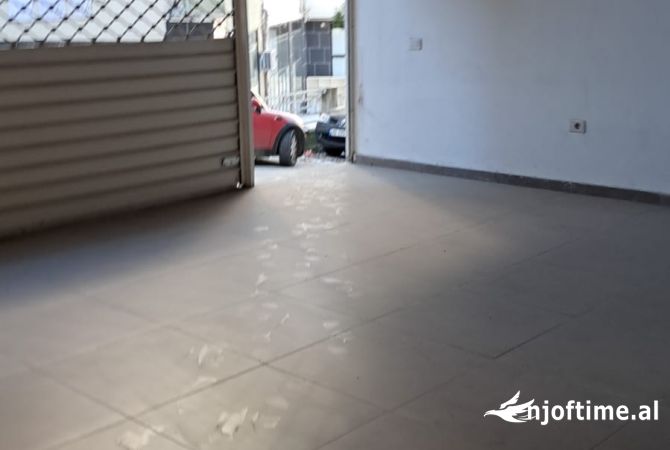 Ambiente Commerciale in Vendita 1+1 a Tirana - 65,000 Euro