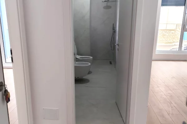 Shtepi ne shitje Apartament ne Tirane, 1+1, Mobilimi Bosh, pa mobiluar, Pagesa 145,000  Euro.
