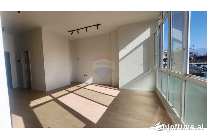 Shitet Apartament 1+1 tek Bulevardi i Ri
