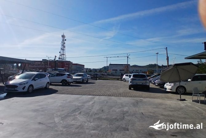 Ambiente Commerciale in Affitto 6+1 a Tirana - 1,000 Euro
