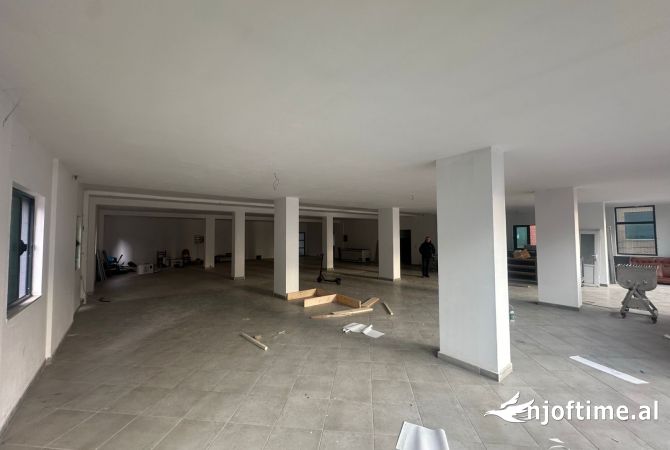 Ambiente Commerciale in Affitto 2+1 a Tirana - 2,000 Euro
