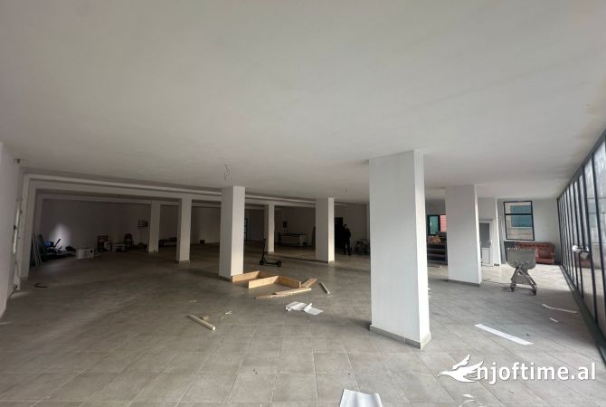 Ambiente Commerciale in Affitto 2+1 a Tirana - 2,000 Euro