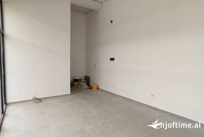 📌 Ambjent Biznesi, tek Rruga e Durrësit, Përballë Coloseut......