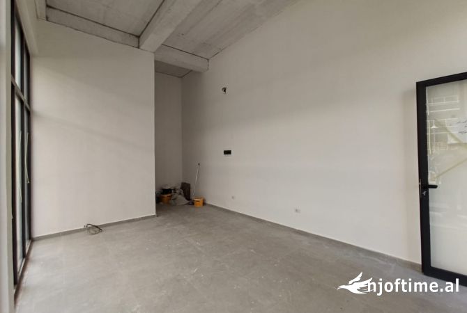 📌 Ambjent Biznesi, tek Rruga e Durresit, Perballe Coloseut......