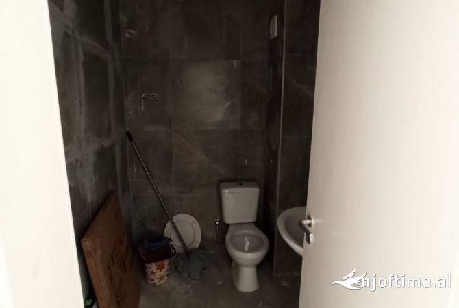 📌 Ambjent Biznesi, tek Rruga e Durresit, Perballe Coloseut......