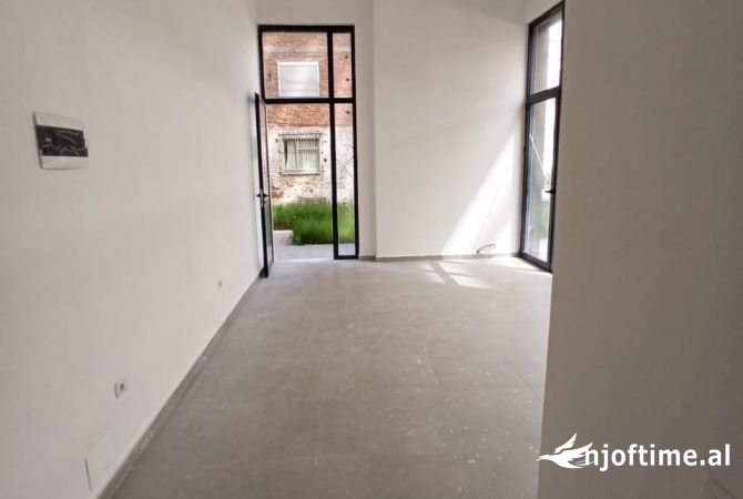 📌 Ambjent Biznesi, tek Rruga e Durresit, Perballe Coloseut......