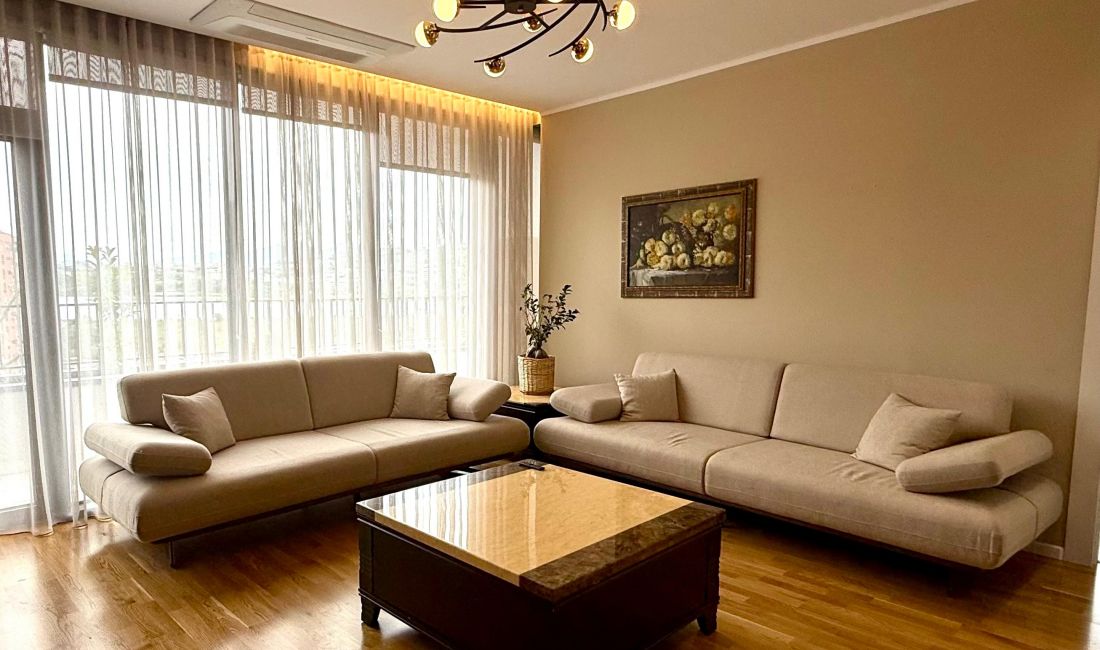 Shtepi ne shitje Apartament ne Tirane, 4+1, Mobilimi E mobiluar, Pagesa 700,000  Euro.