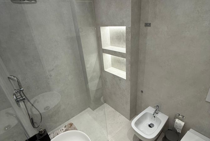 Shtepi me qera Apartament ne Tirane, 3+1, Mobilimi E mobiluar, Pagesa 2,000  Euro.