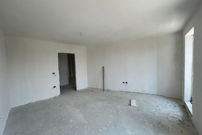Shtepi ne shitje Apartament ne Tirane, 1+1, Mobilimi Bosh, pa mobiluar, Pagesa 132,001  Euro.