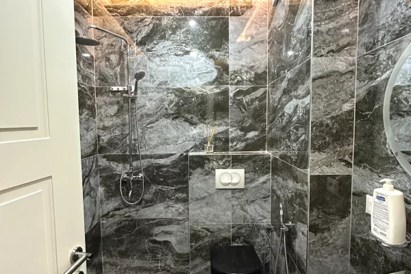 Shtepi me qera Apartament ne Tirane, 3+1, Mobilimi E mobiluar, Pagesa 1,800  Euro.
