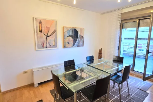 📌 Apartament 3+1 me 2 tualete për qira – Qendër, Tiranë