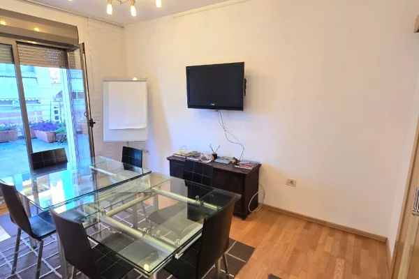 📌 Apartament 3+1 me 2 tualete per qira – Qender, Tirane