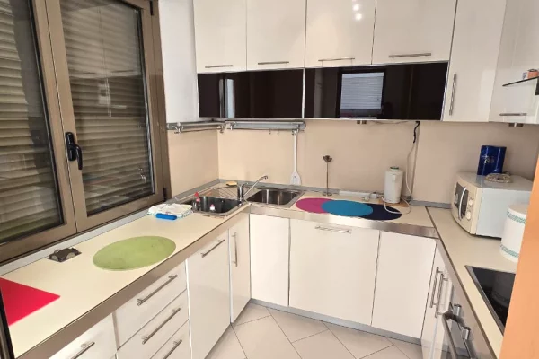 📌 Apartament 3+1 me 2 tualete per qira – Qender, Tirane