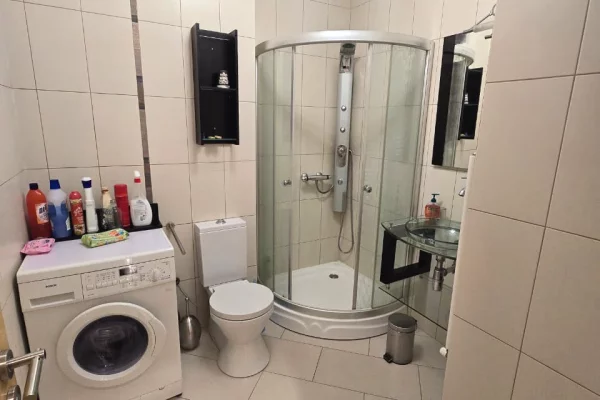 📌 Apartament 3+1 me 2 tualete per qira – Qender, Tirane