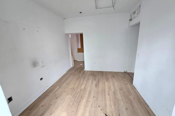 📌 Ambient Biznesi per Qira – Rruga e Durresit 