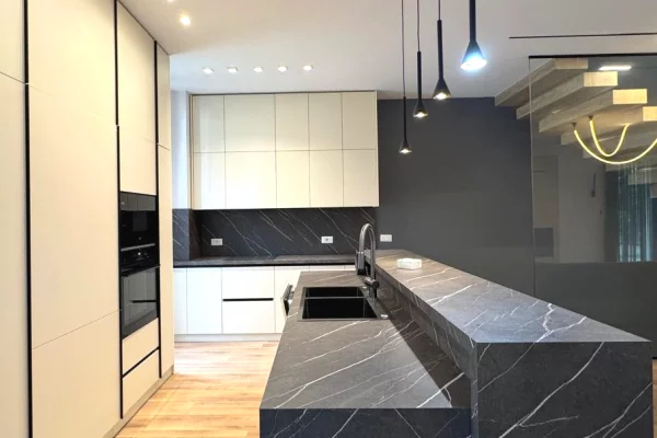 Shtepi me qera Apartament ne Tirane, 3+1, Mobilimi E mobiluar, Pagesa 3,000  Euro.