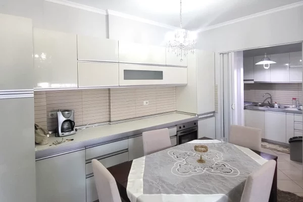 Shtepi ne shitje Apartament ne Tirane, 3+1, Mobilimi E mobiluar, Pagesa 27,500,000  Leke.