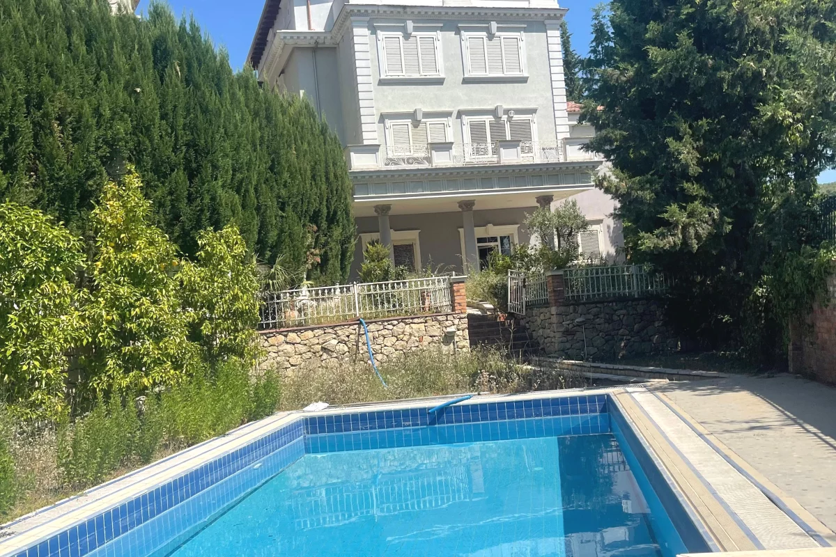 Shtepi ne shitje Vila Luksoze ne Tirane, 4+1, Mobilimi Bosh, pa mobiluar, Pagesa 76,500,000  Leke.