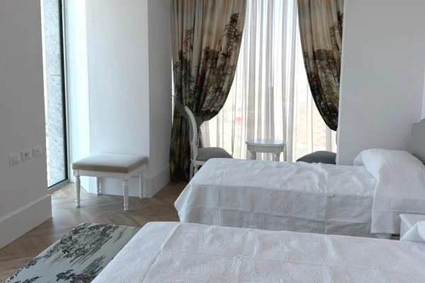 Shtepi me qera Apartament ne Tirane, 2+1, Mobilimi E mobiluar, Pagesa 3,500  Euro.