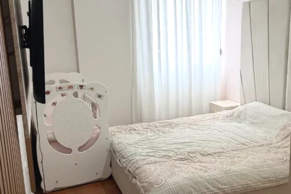 Shtepi me qera Apartament ne Tirane, 2+1, Mobilimi E mobiluar, Pagesa 75,000  Leke.