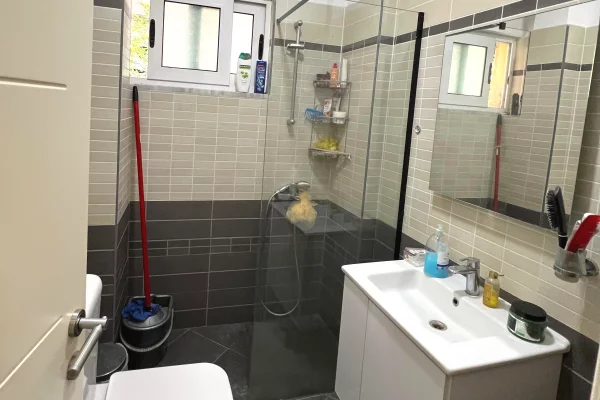 Shtepi me qera Apartament ne Tirane, 2+1, Mobilimi E mobiluar, Pagesa 70,000  Leke.