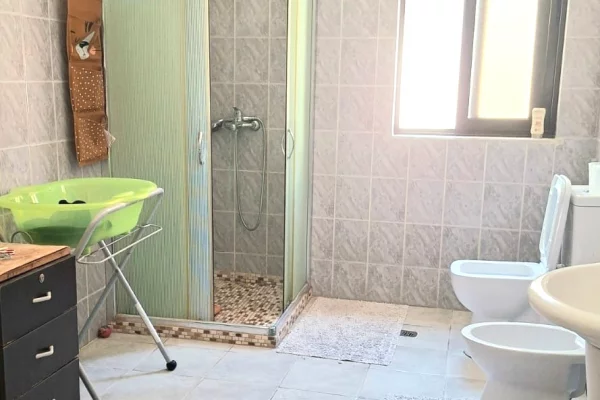 Shtepi me qera Shtepi Private ne Tirane, 2+1, Mobilimi E mobiluar, Pagesa 80,000  Leke.