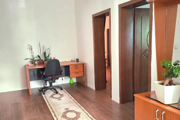 Shtepi me qera Shtepi Private ne Tirane, 2+1, Mobilimi E mobiluar, Pagesa 80,000  Leke.