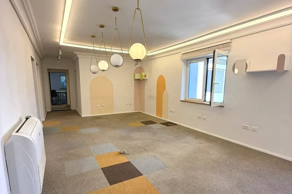 Ambient biznesi me qera 3+1 ne Tirane - 1,100 Euro