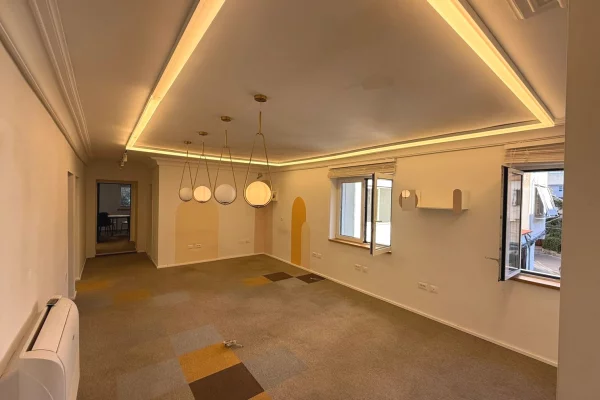 Ambient biznesi me qera 3+1 ne Tirane - 1,100 Euro