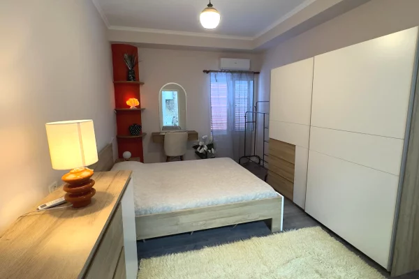 Shtepi me qera Apartament ne Tirane, 2+1, Mobilimi E mobiluar, Pagesa 90,000  Leke.